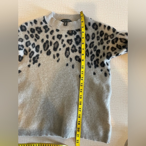 Saks Fifth Avenue 100% Cashmere Grey Leopard Print Sweater size S - Picture 8 of 10